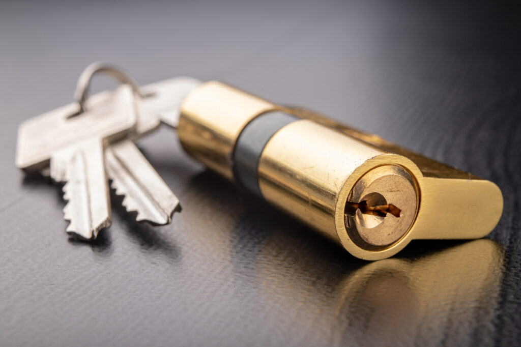 Commercial lock cylinder and keys for office security