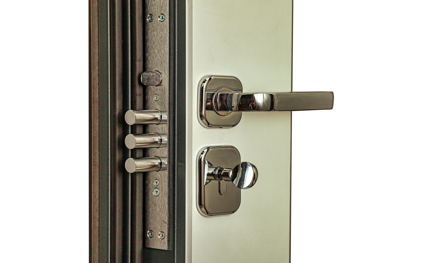 Door lock installation on wood by residential locksmith